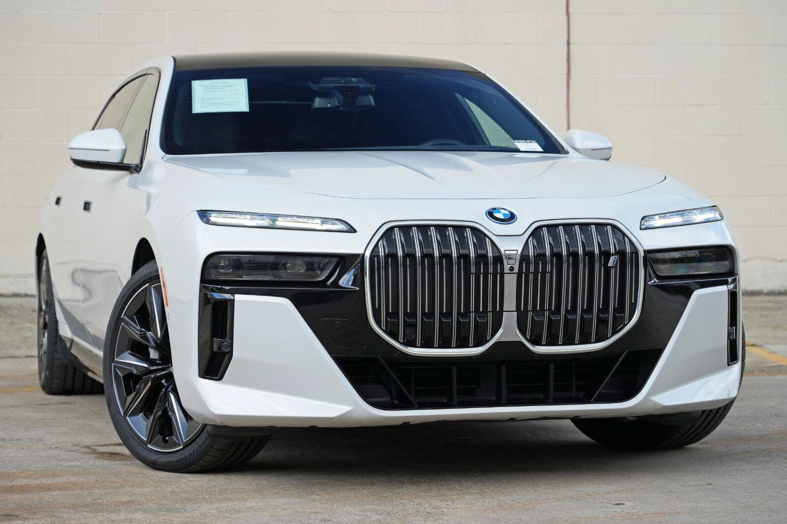 Used 2023 BMW i7 xDrive60 w/ Executive Package 2 AWD/4WD image 3