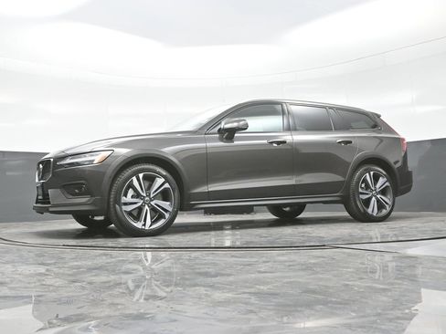 Used 2025 Volvo V60 B5 Cross Country Plus image 23