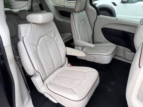 Used 2020 Chrysler Pacifica Limited FWD image 18