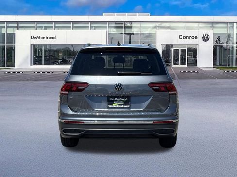 Used 2024 Volkswagen Tiguan SE w/ Panoramic Sunroof Package FWD image 6