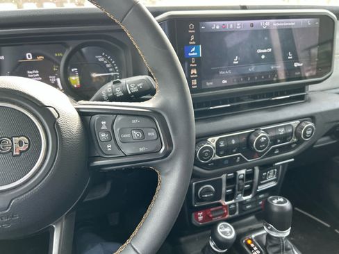 Used 2024 Jeep Wrangler Willys image 10