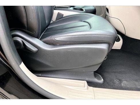 Used 2024 Chrysler Pacifica Touring-L FWD image 51