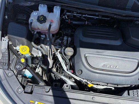 Used 2023 Chrysler Pacifica Limited FWD image 13