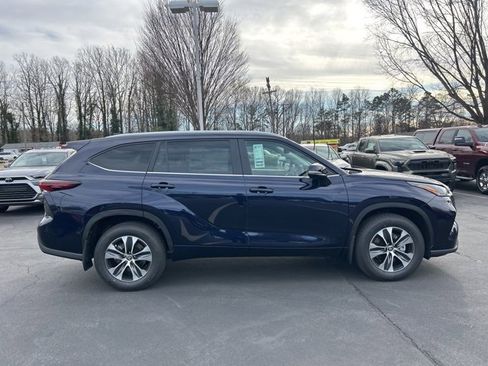New 2026 Toyota Highlander XLE image 4
