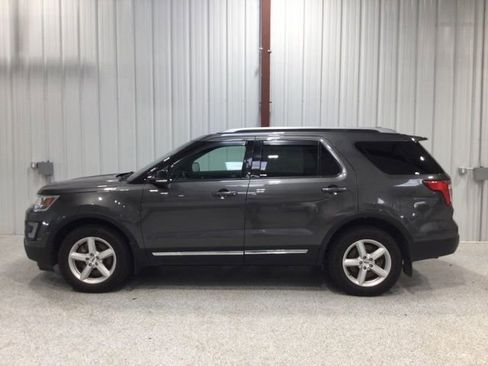 Used 2017 Ford Explorer XLT w/ Equipment Group 202A image 3