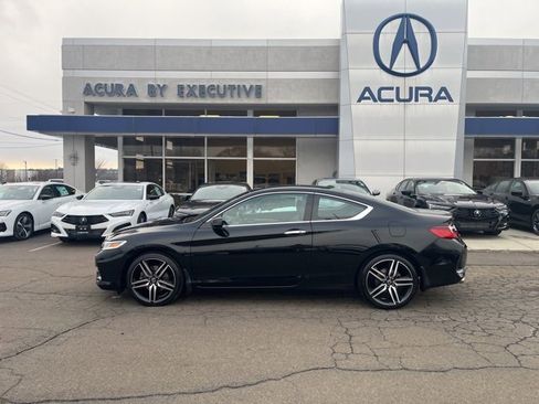 Used 2017 Honda Accord Touring image 2