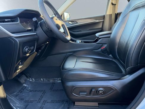 Used 2023 Jeep Grand Cherokee Limited image 11