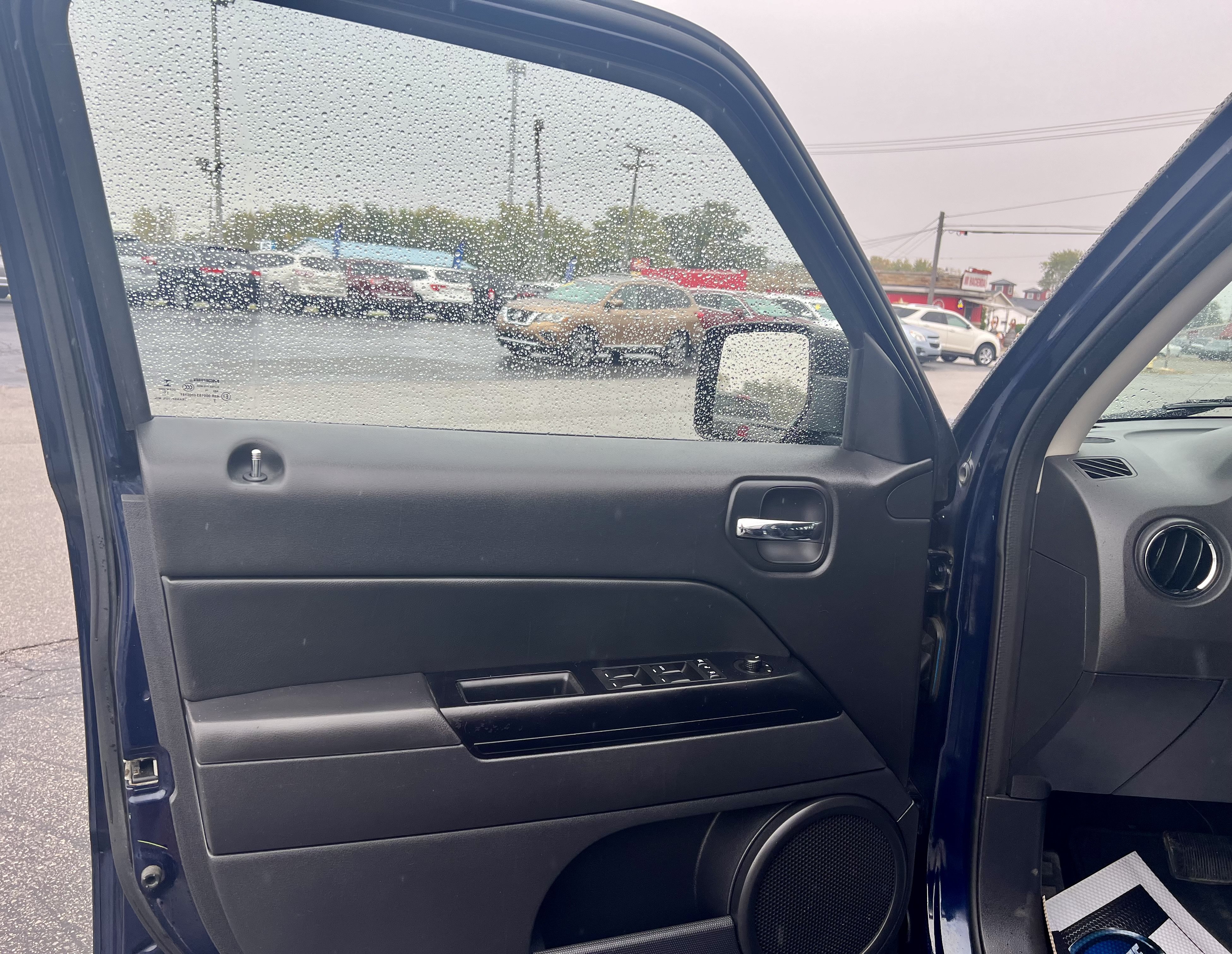 Used 2016 Jeep Patriot Latitude AWD/4WD image 9