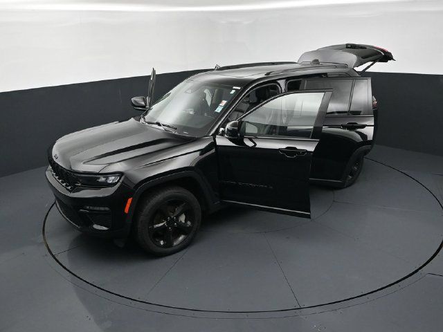 Used 2023 Jeep Grand Cherokee Limited w/ Black Appearance Package AWD/4WD image 26