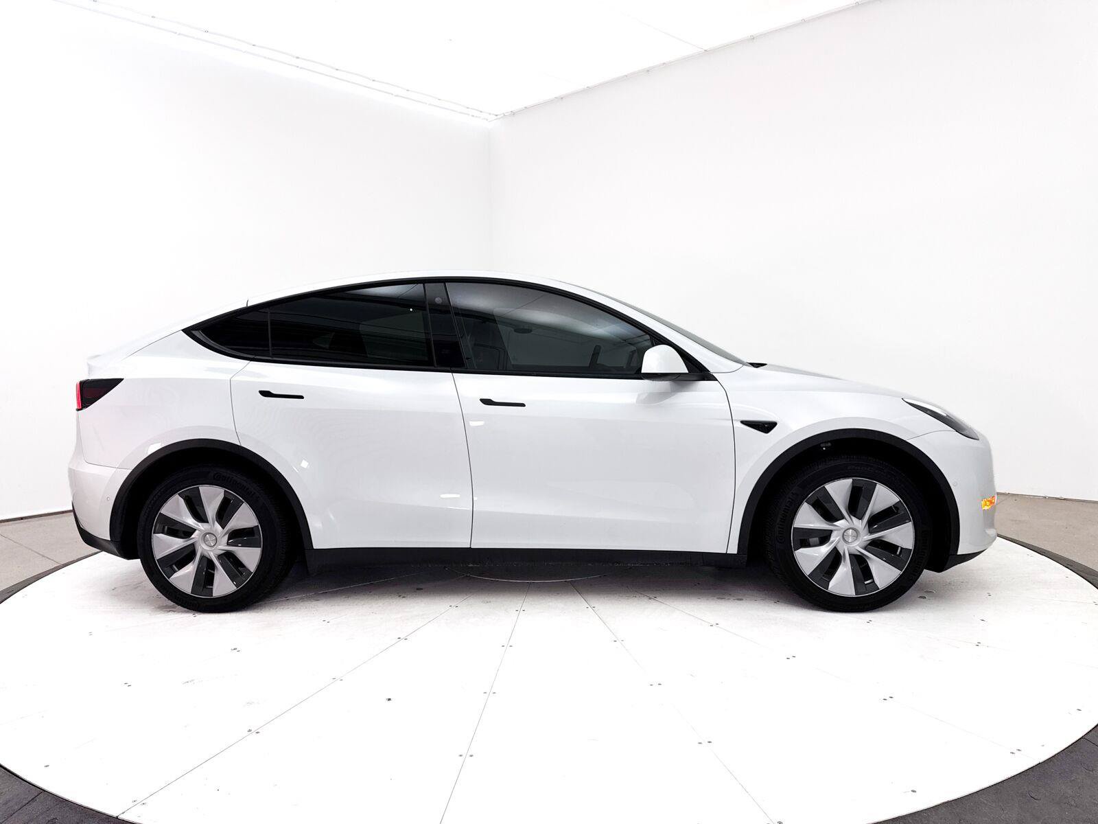 Used 2022 Tesla Model Y Long Range AWD/4WD image 40