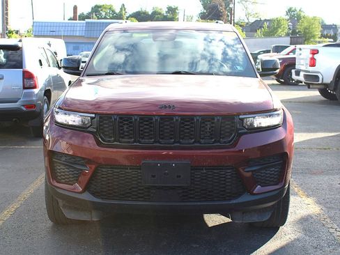 Used 2023 Jeep Grand Cherokee Altitude AWD/4WD image 8