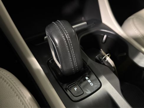 Used 2019 Volvo XC40 T5 Momentum image 34