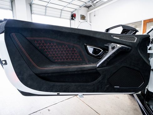 Used 2018 Lamborghini Huracan Performante image 38