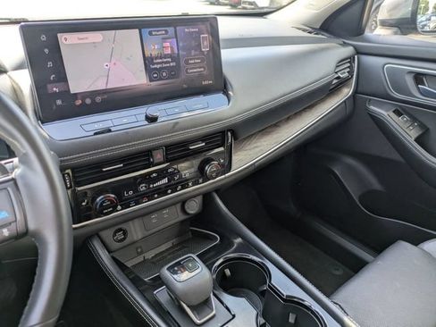 Used 2025 Nissan Rogue Platinum w/ Platinum Premium Package AWD/4WD image 20
