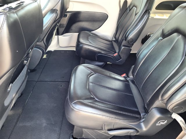 Used 2023 Chrysler Pacifica Touring-L FWD image 12