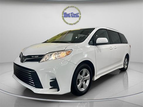 Used 2019 Toyota Sienna LE FWD image 2