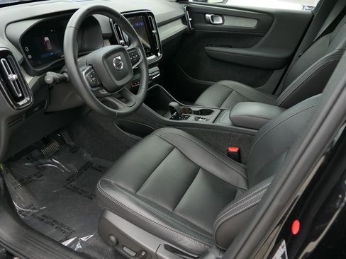 Used 2025 Volvo XC40 B5 Core AWD/4WD image 12