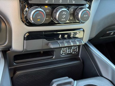 Used 2022 RAM 1500 Big Horn AWD/4WD image 35