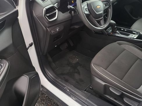 Used 2025 Chevrolet TrailBlazer LT AWD/4WD image 3