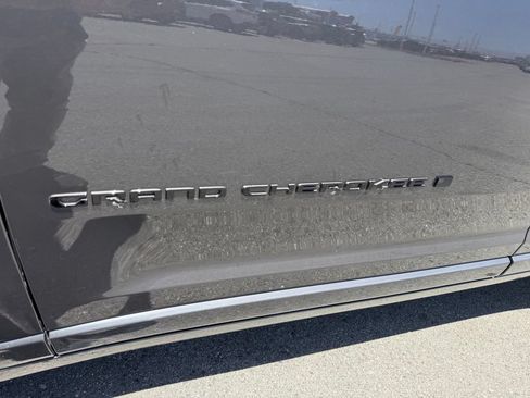 Used 2025 Jeep Grand Cherokee L Summit AWD/4WD image 12