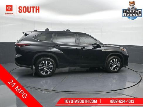 Used 2024 Toyota Highlander XLE AWD/4WD image 3