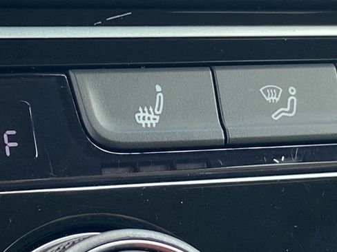 Certified 2023 Volkswagen Atlas Cross Sport SE w/ Panoramic Sunroof Package AWD/4WD image 17