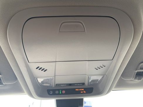 Used 2023 GMC Terrain SLE w/ Driver Convenience Package image 22