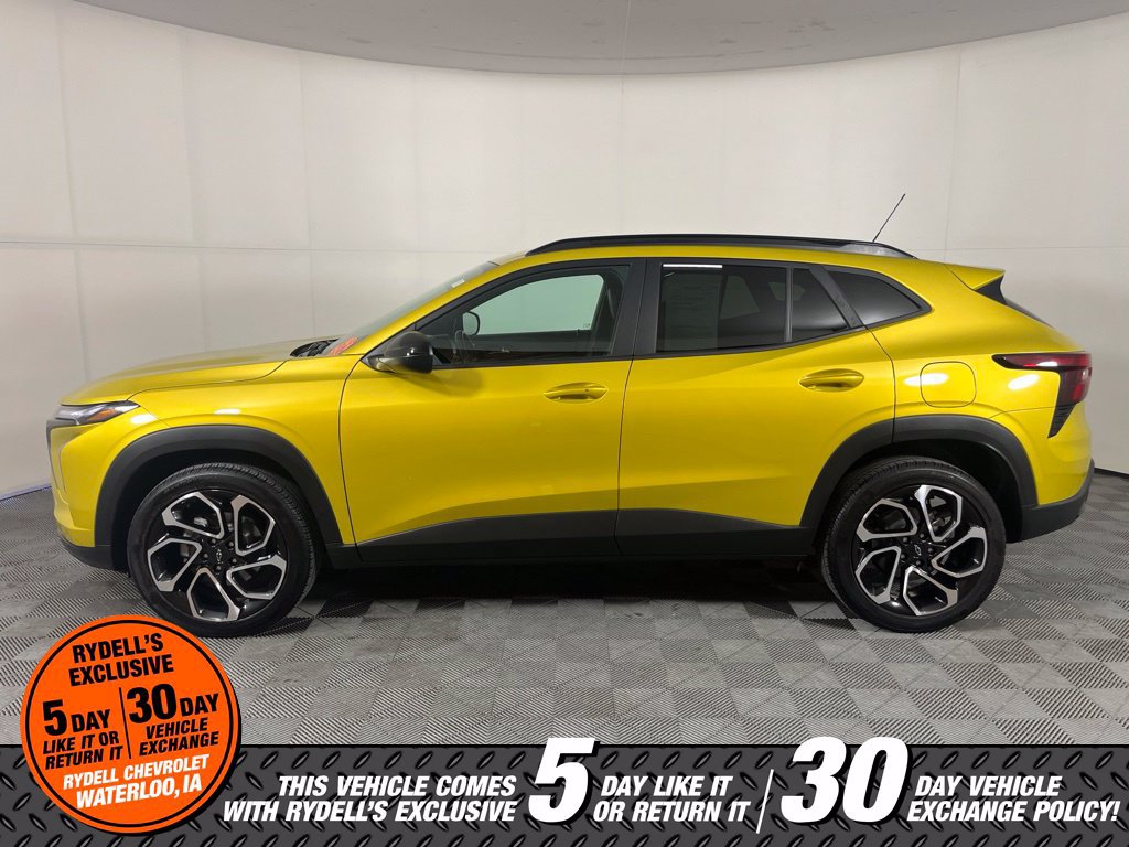 Used 2025 Chevrolet Trax RS w/ Sunroof Package FWD image 12