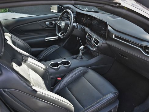 Used 2025 Ford Mustang Premium image 18