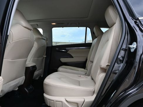 Used 2021 Toyota Highlander Platinum AWD/4WD image 18