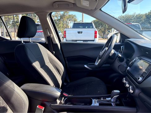 Used 2023 Nissan Kicks SV image 8