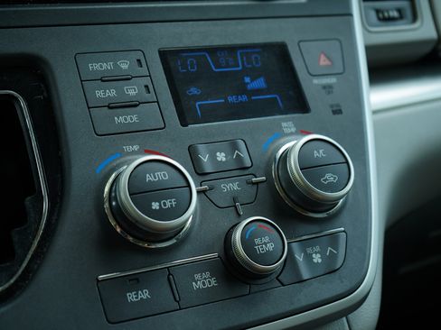 Used 2020 Toyota Sienna L image 33