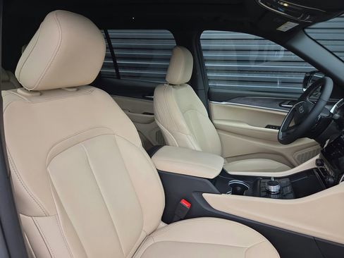 Used 2025 Jeep Grand Cherokee Limited image 19