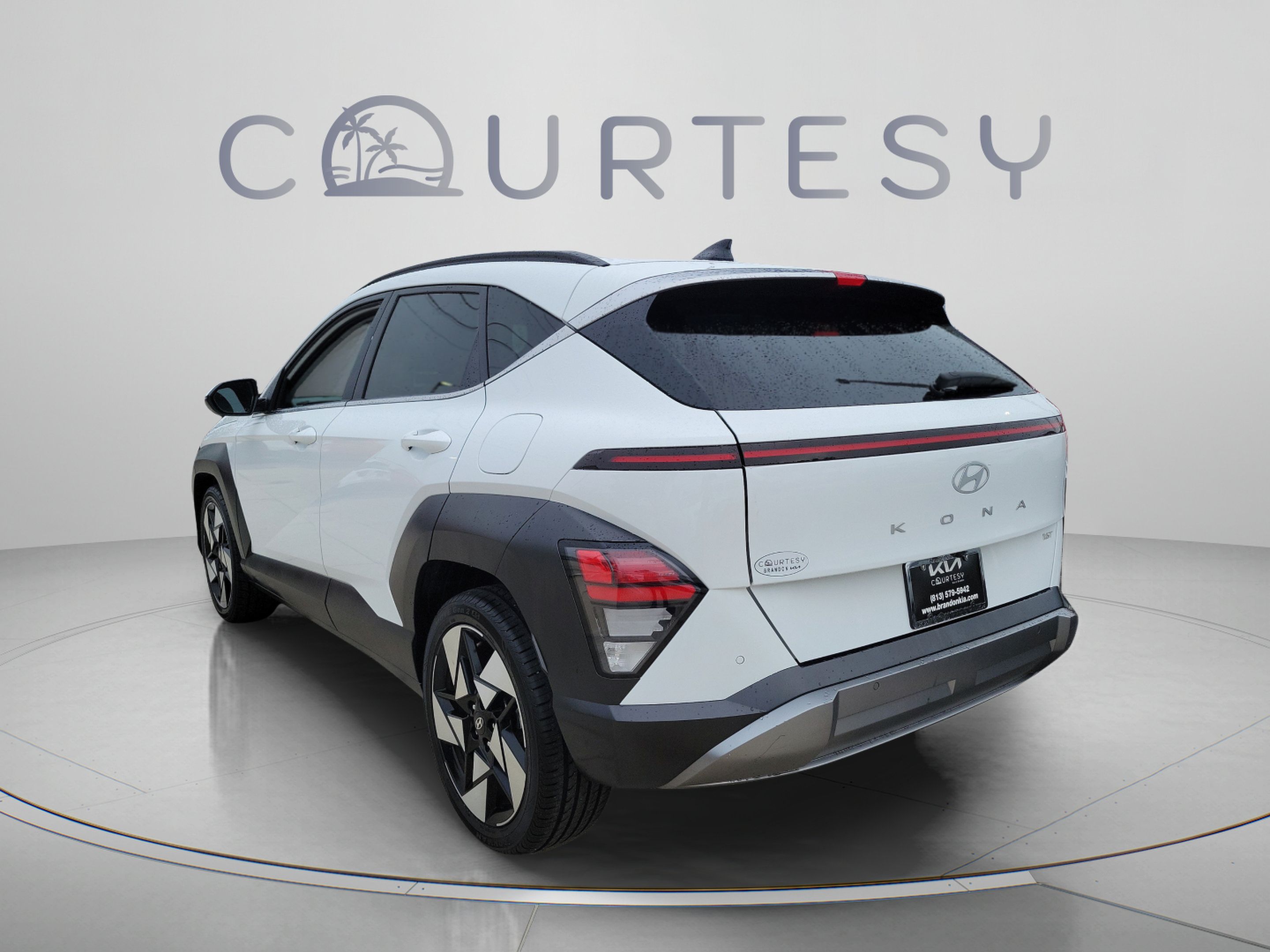 Used 2024 Hyundai Kona Limited FWD image 2