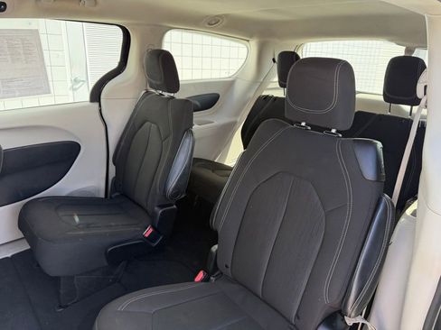 Used 2023 Chrysler Voyager LX image 17