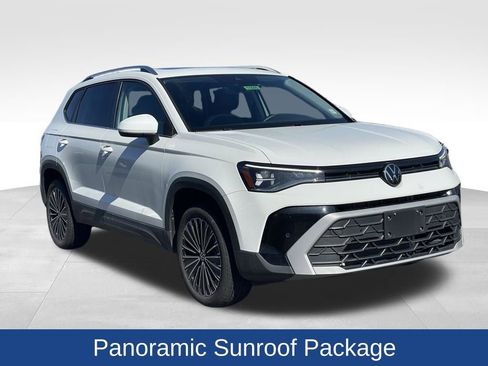 Certified 2025 Volkswagen Taos SE w/ Panoramic Sunroof Package image 3