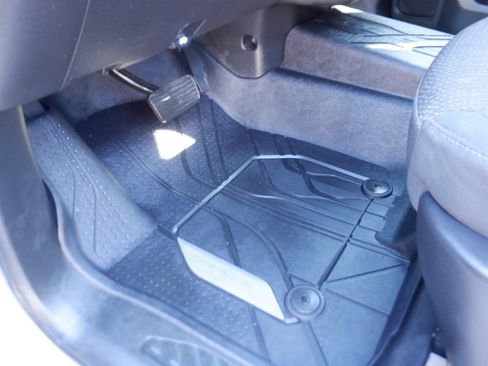 Used 2022 Chevrolet Silverado 2500 Custom w/ Custom Value Package image 15