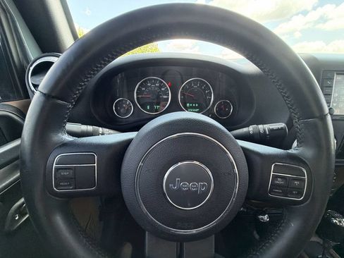 Used 2015 Jeep Wrangler Unlimited Sahara AWD/4WD image 17
