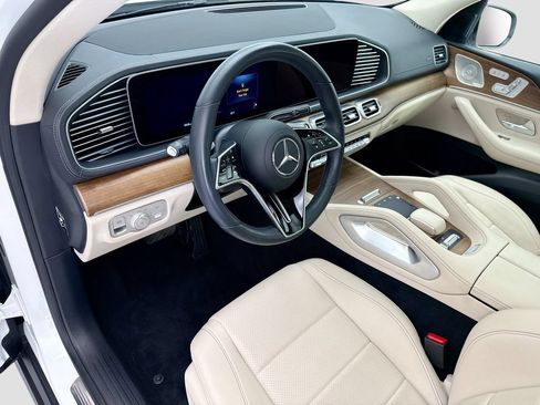Used 2024 Mercedes-Benz GLS 450 4MATIC image 9