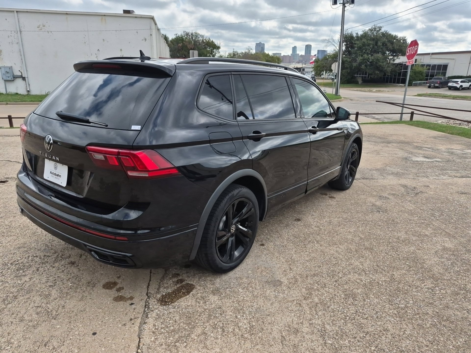 Used 2024 Volkswagen Tiguan SE R-Line FWD image 5