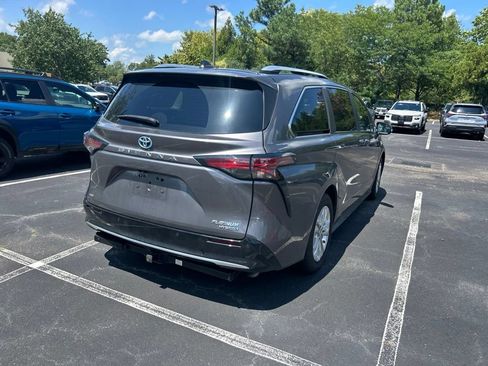Used 2023 Toyota Sienna Platinum AWD/4WD image 4