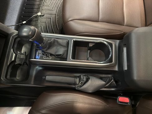 Used 2016 Toyota Tacoma Limited image 19