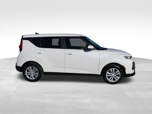 Used 2022 Kia Soul LX image 2