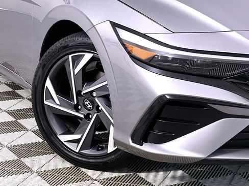 Used 2025 Hyundai Elantra Limited image 12