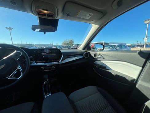 Used 2025 Chevrolet Trax LT w/ LT Convenience Package image 35