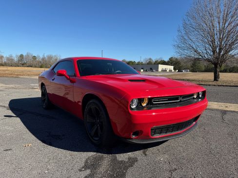 Used 2019 Dodge Challenger SXT image 7