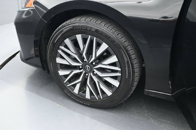 Used 2024 Nissan Altima 2.5 SV AWD/4WD image 18