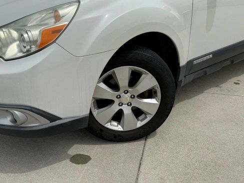 Used 2010 Subaru Outback 2.5i Limited image 3