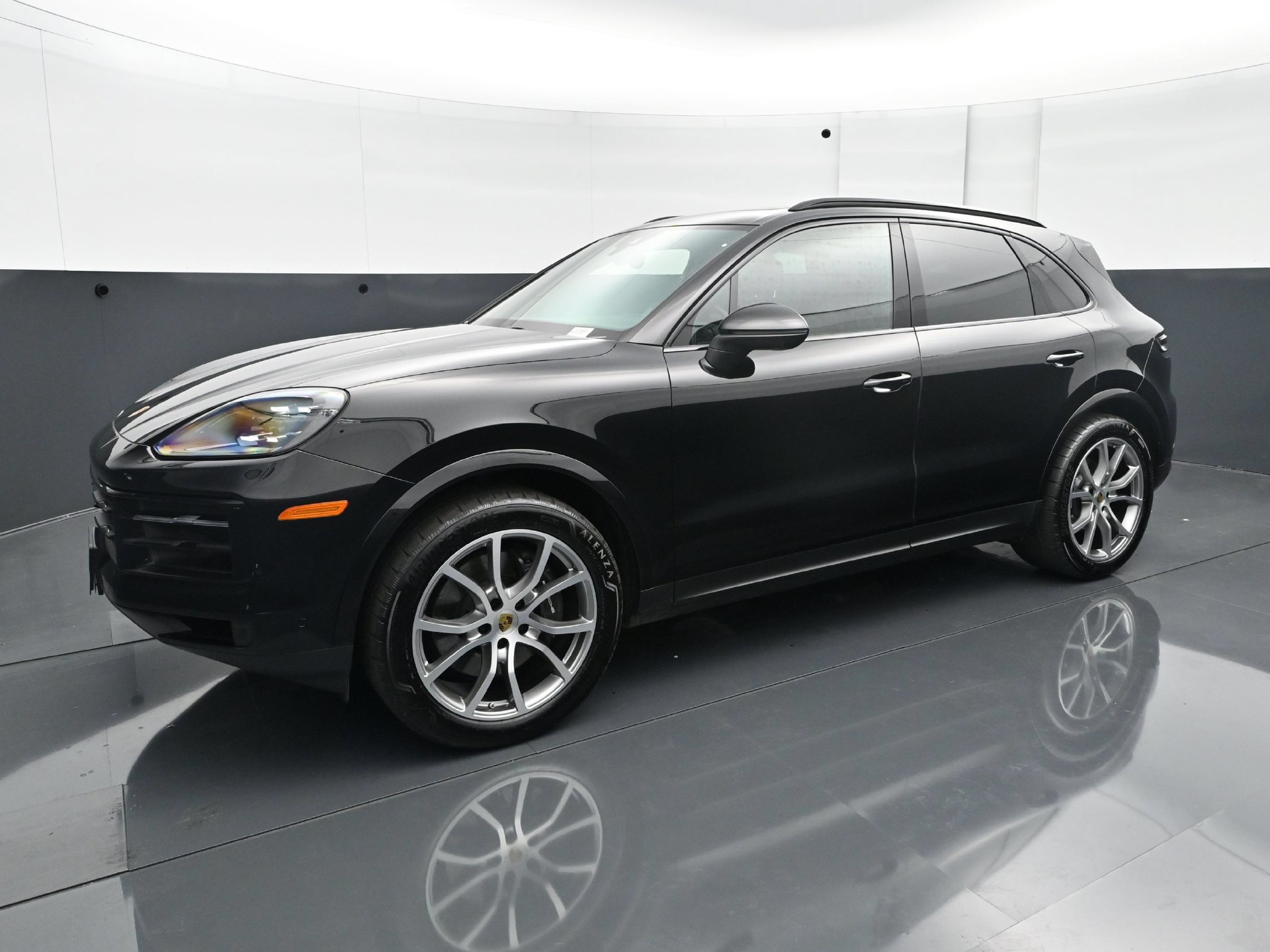 Used 2024 Porsche Cayenne AWD/4WD image 2