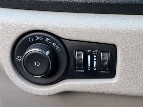 Used 2023 Chrysler Pacifica Limited image 23